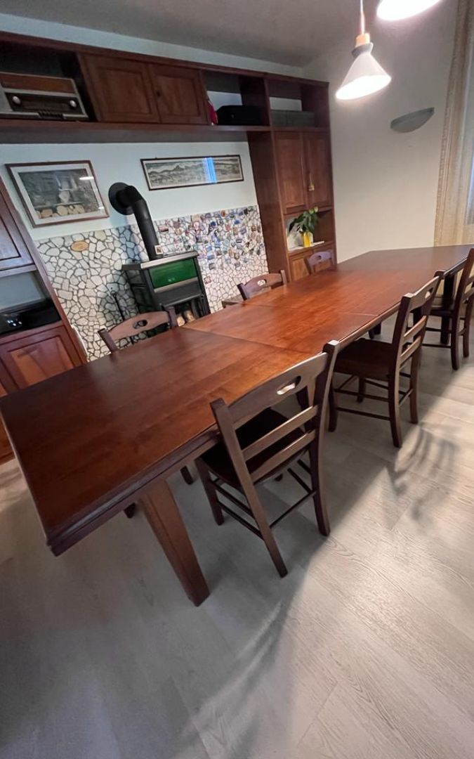 Tavolo fratino rettangolare allungabile finitura noce scuro, vista d'insieme in sala da pranzo.